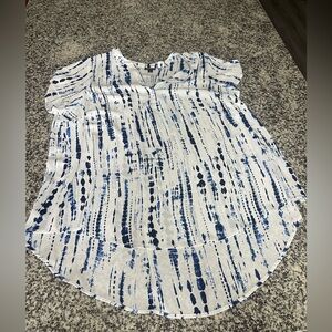 Torrid 1 lightweight sheer sleeveless top blue and white career breathable